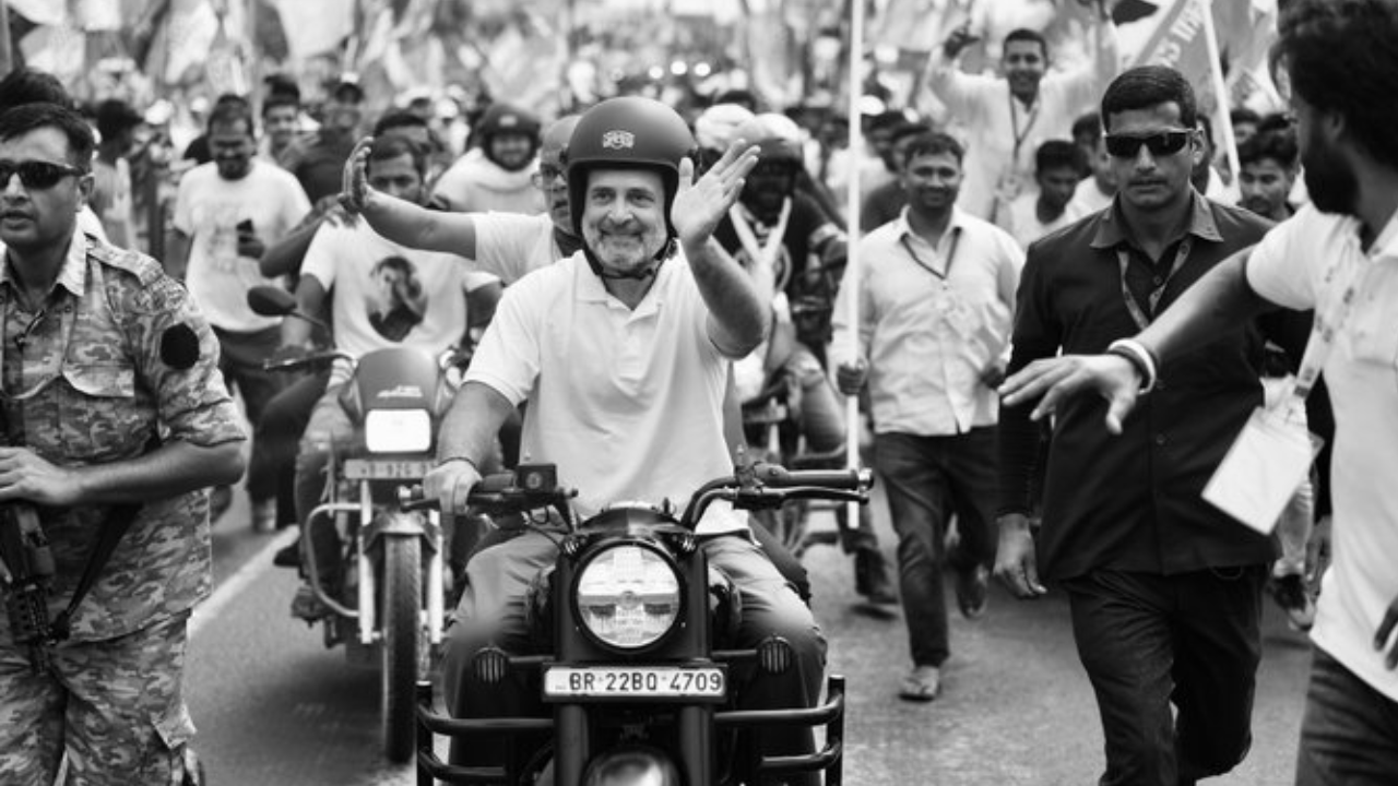 पूर्णिया में राहुल गांधी की वोटर अधिकार यात्रा के दौरान सुरक्षा में चूक: युवक ने किया 'किस' का प्रयास