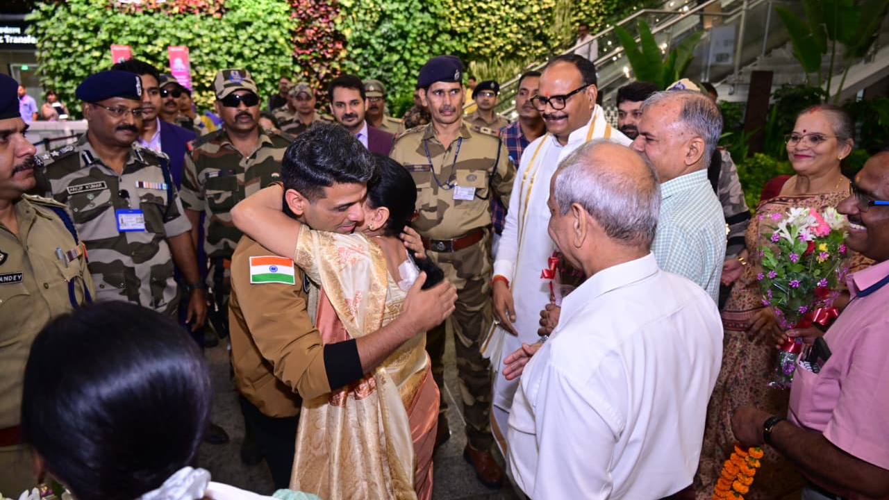 अंतरिक्ष के बाद शुभांशु शुक्ला की लखनऊ वापसी: मां लिपटकर रोईं, शहर में भव्य स्वागत