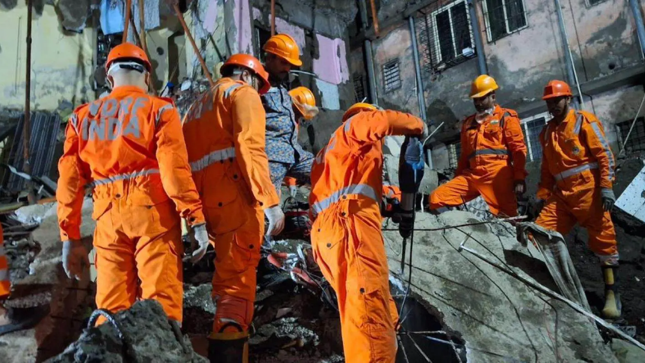 महाराष्ट्र के पालघर में बड़ा हादसा, बिल्डिंग का हिस्सा गिरने से 15 की मौत, कई घायल