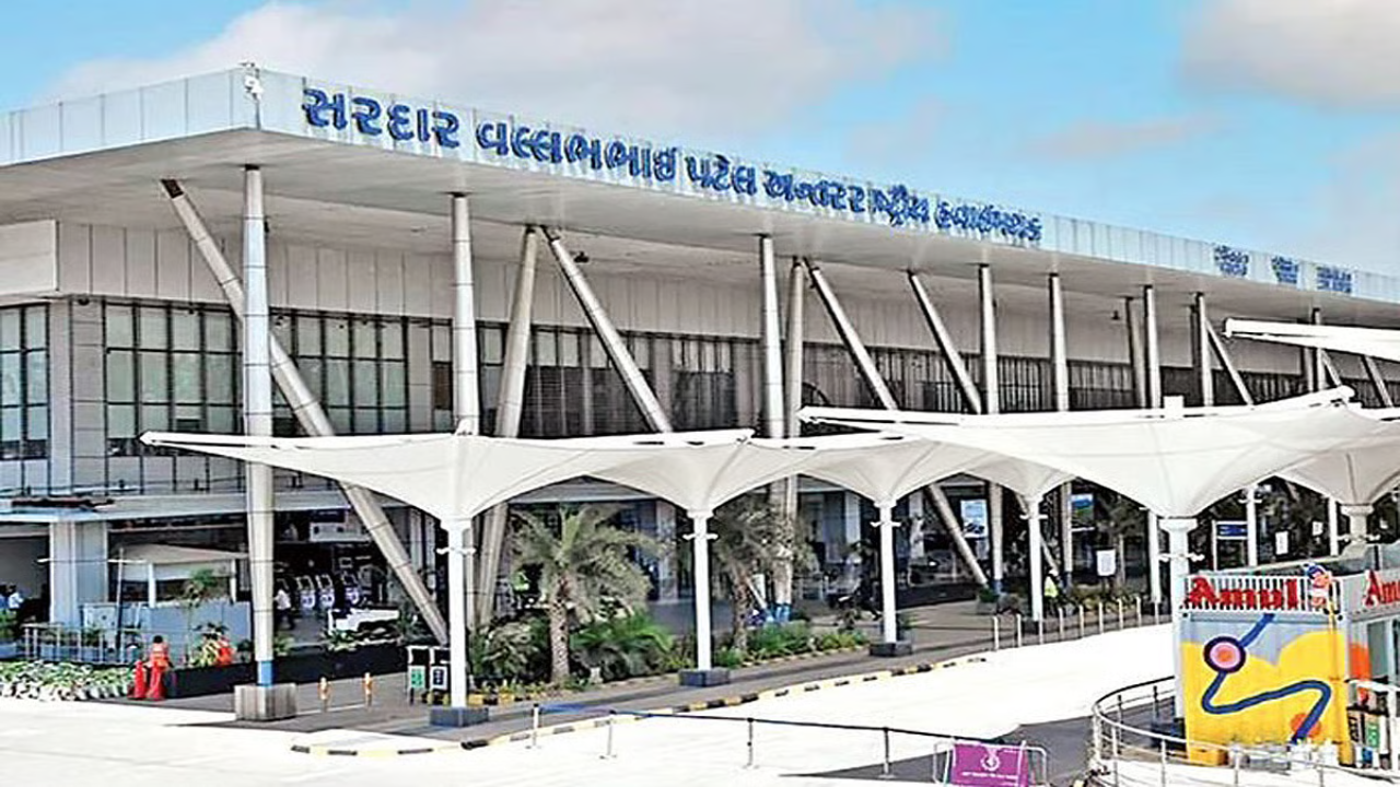 अहमदाबाद एयरपोर्ट पर 4 करोड़ का गांजा जब्त: कस्टम विभाग की बड़ी कार्रवाई