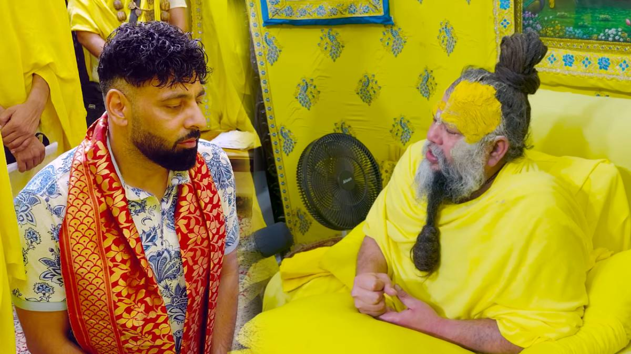 स्वामी प्रेमानंद की शरण में पहुंचे रैपर-सिंगर बादशाह, वीडियों वायरल