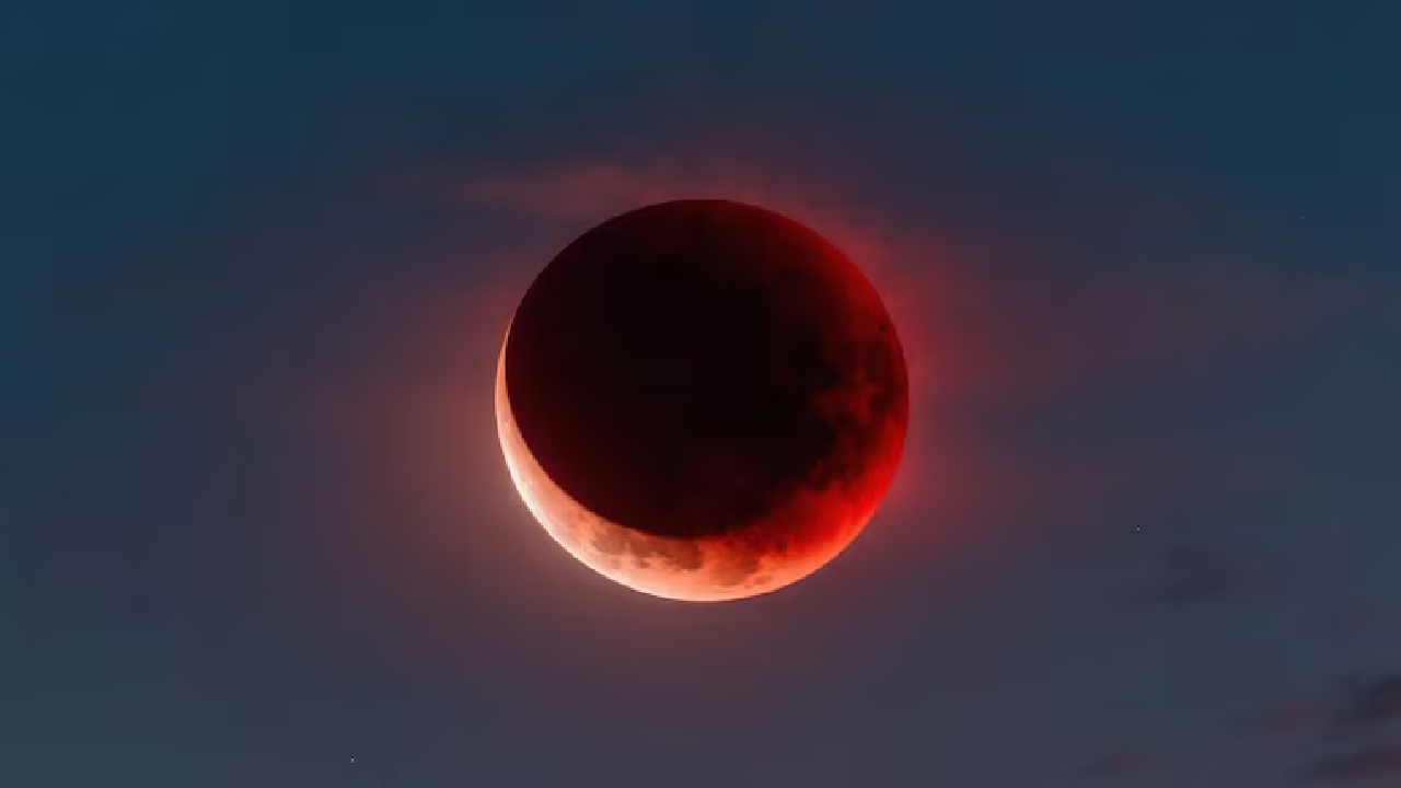 साल 2025 का आखिरी चंद्र ग्रहण आज: जानें समय और  सूतक काल का धार्मिक महत्व