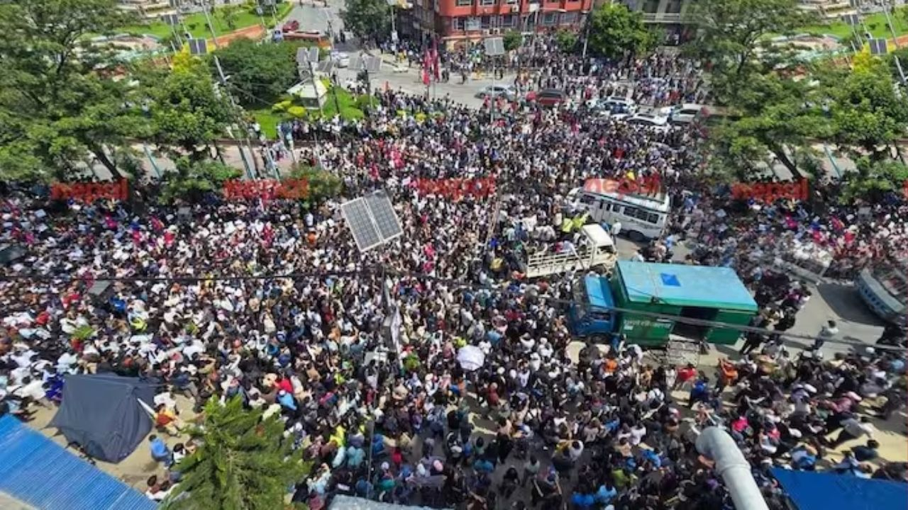 नेपाल में राजनीतिक संकट: पूर्व PM प्रचंड और देउबा के घर आगजनी, तीन मंत्रियों ने दिया इस्तीफा