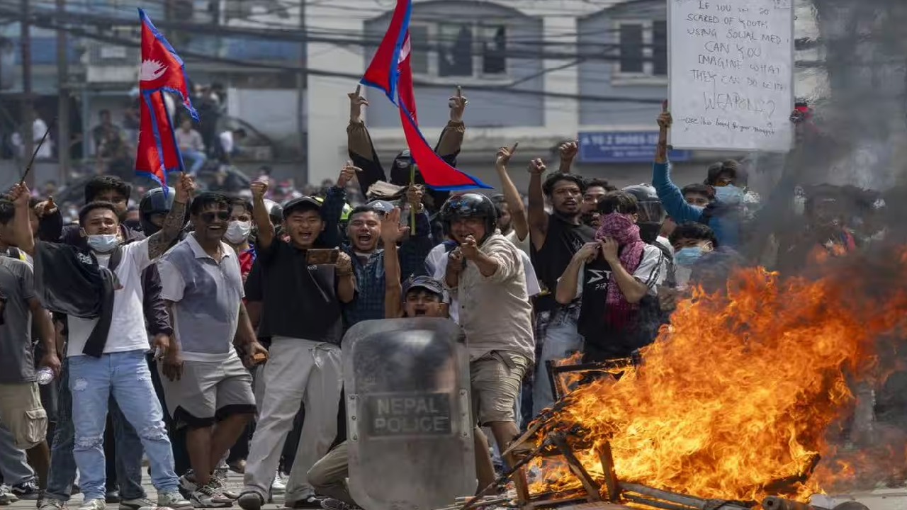 नेपाल में हिंसा: पूर्व पीएम झलनाथ खनाल की पत्नी को जिंदा जलाया, मौत!