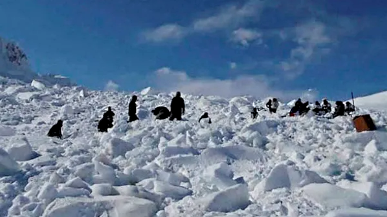 लद्दाख के सियाचिन में भीषण हिमस्खलन, 3 जवान शहीद, बचाव कार्य जारी