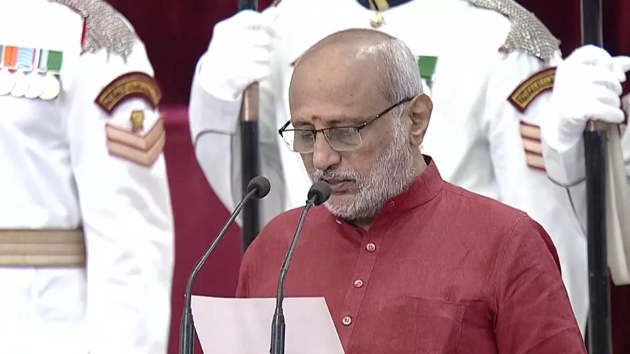 भारत के 15वें उपराष्ट्रपति बने सीपी राधाकृष्णन,राष्ट्रपति भवन में ली शपथ, समारोह में शामिल हुए दिग्गज नेता
