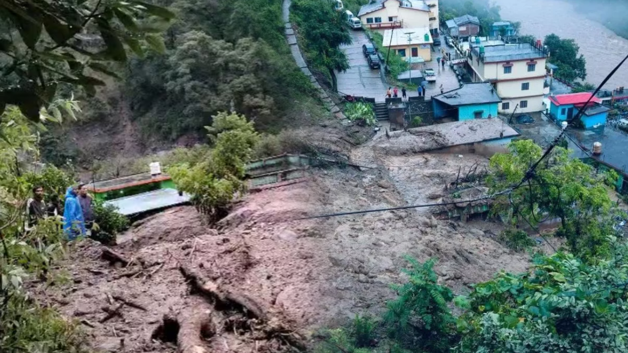 उत्तराखंड के चमोली में बादल फटने से भारी तबाही, 10 लोग लापता, राहत कार्य जारी