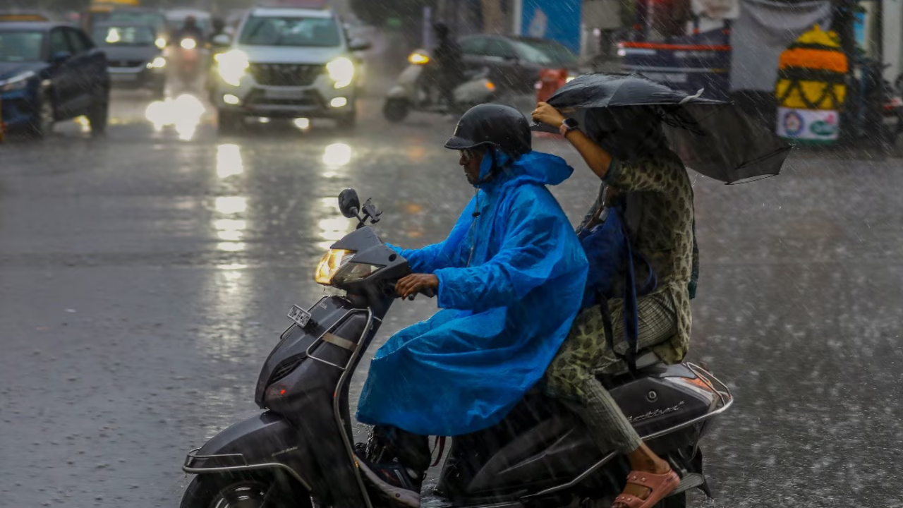 कोलकाता में भारी बारिश का कहर: बाढ़ जैसी स्थिति, 7 लोगों की मौत