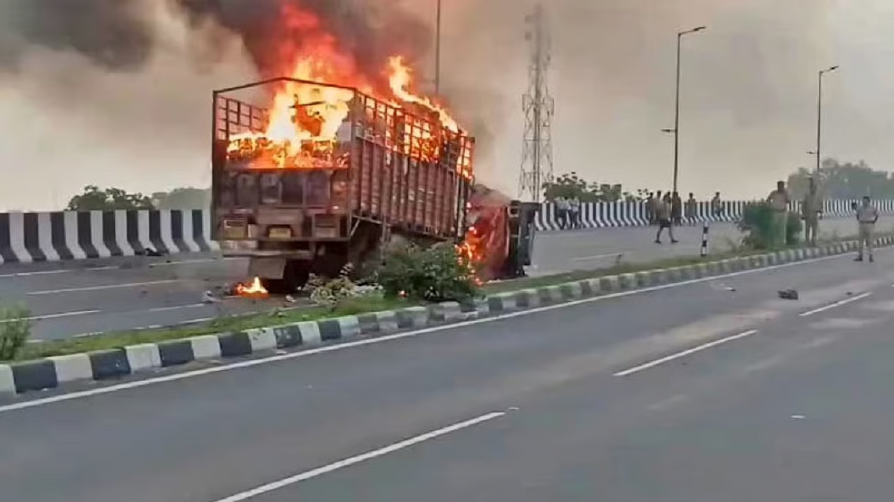 अलीगढ़ हाईवे हादसा: मासूम समेत 5 की जिंदा जलकर दर्दनाक मौत