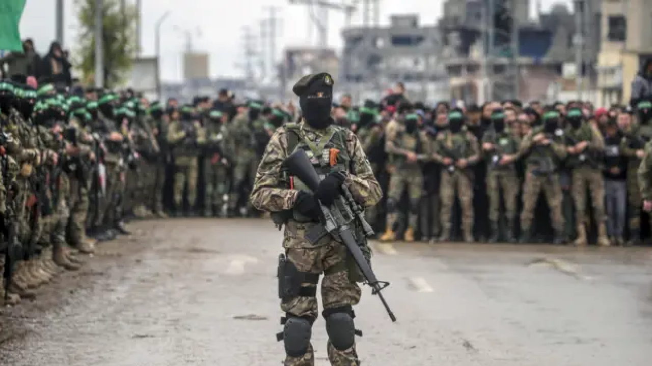 गाजा में हमास की क्रूर कार्रवाई: 8 लोगों को इजराइली जासूस बताकर सरेआम गोली मारी