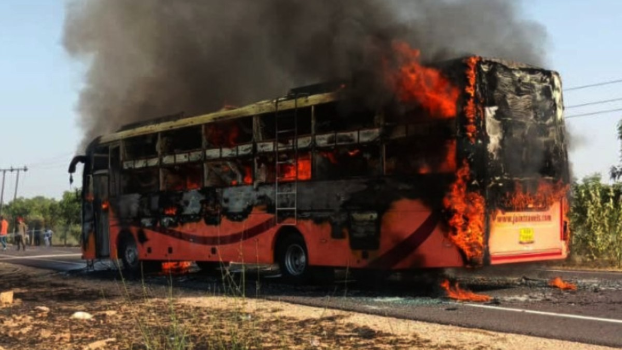 बस अग्निकांड में लापरवाही पर कार्रवाई, जैसलमेर के दो अधिकारी निलंबित