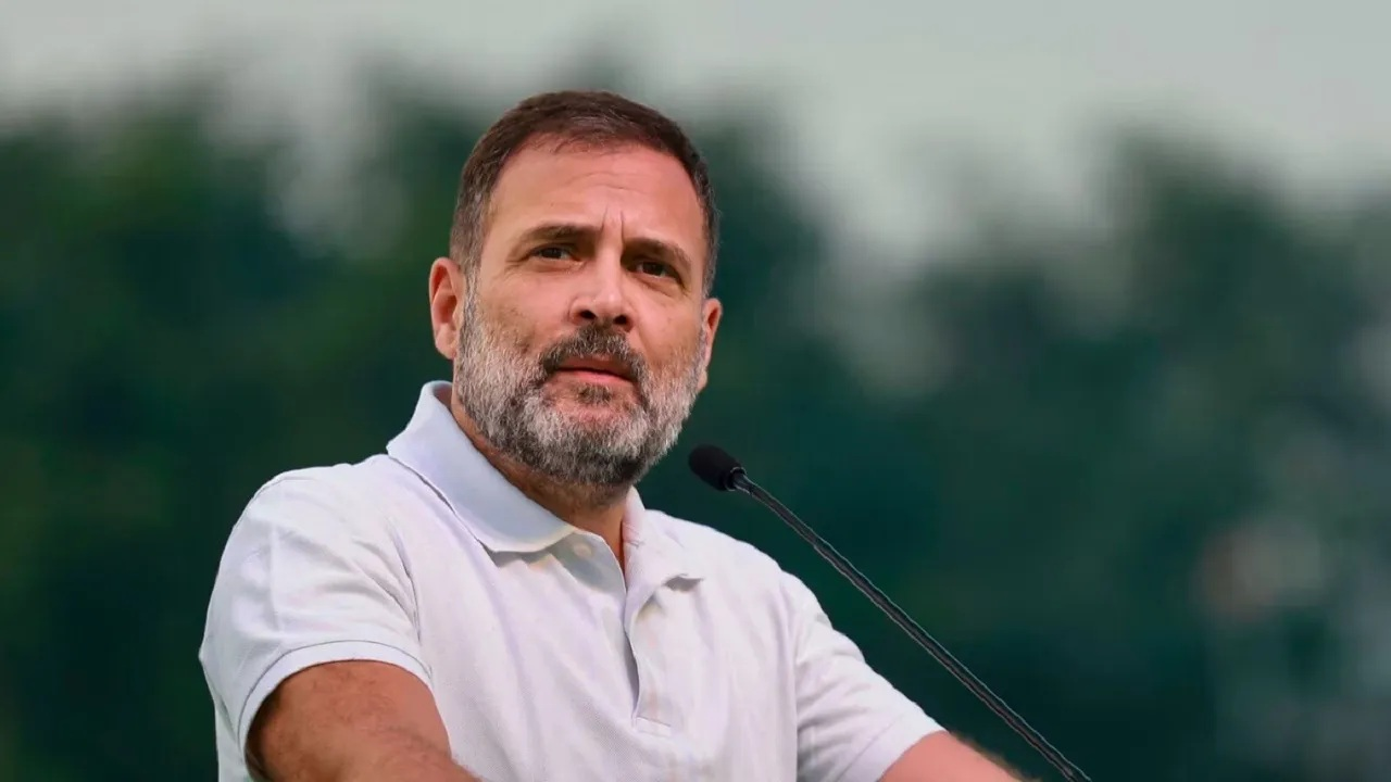 राहुल गांधी के काफिले में सुरक्षा चूक, फतेहपुर बॉर्डर पर एस्कॉर्ट गाड़ी अचानक हुई खराब