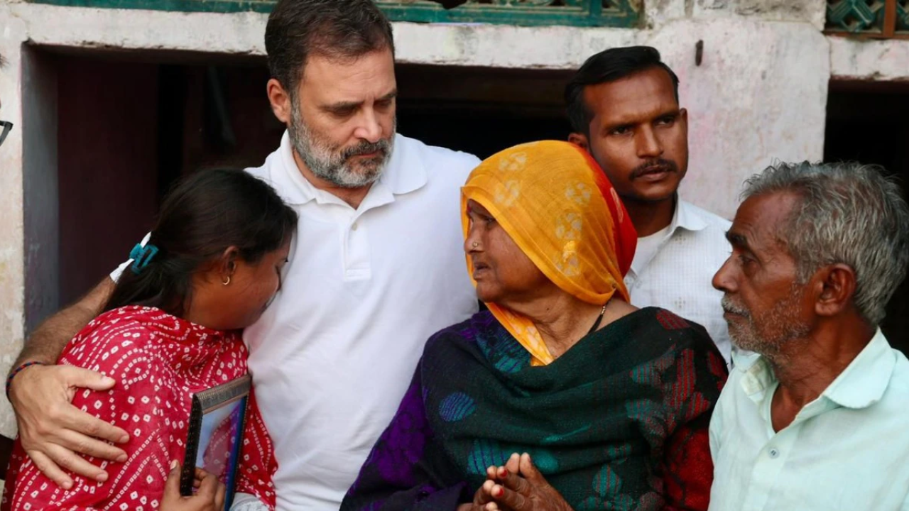 मिलने दो या न दो “न्याय तो दो”– हरिओम वाल्मीकि के परिवार से मिलने पहुंचे राहुल गांधी ने उठाए सवाल