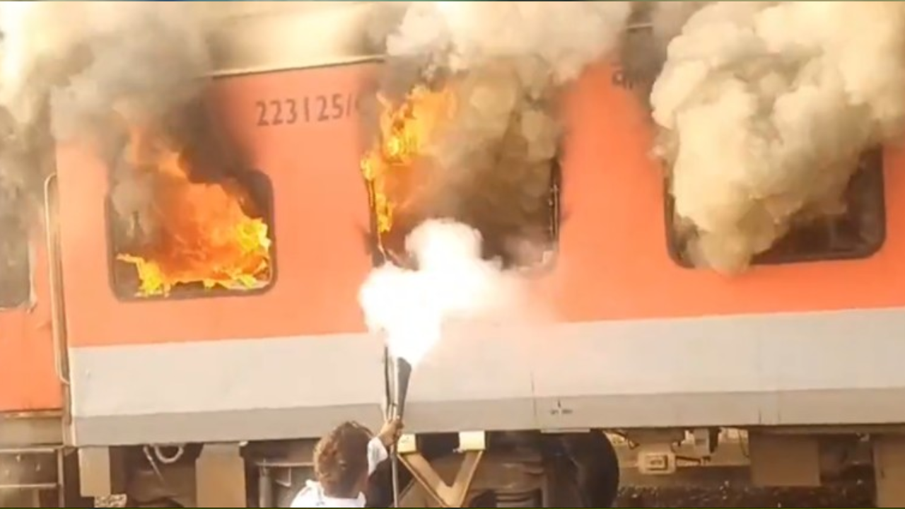 Garib Rath Fire: चलती ट्रेन में लगी आग: कैसे बची सैकड़ों यात्रियों की जान?