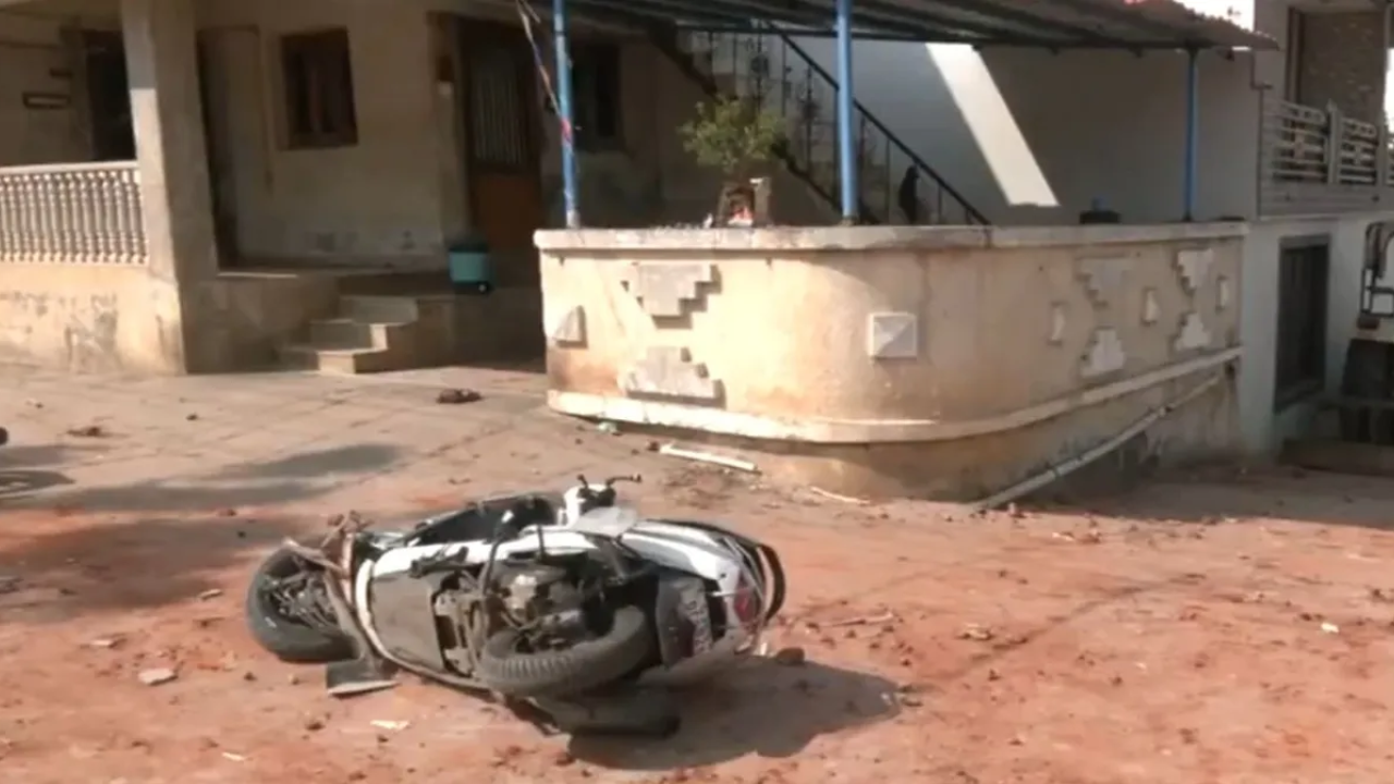 गुजरात के साबरकांठा में हिंसा: भीड़ ने घरों और गाड़ियों को बनाया निशाना, इलाके में भारी पुलिस बल तैनात