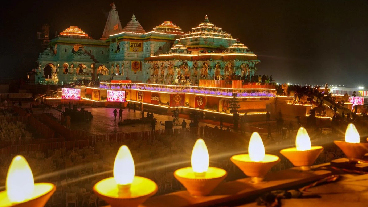 दीपावली पर अयोध्या जगमगाई: राम मंदिर में भक्तों की उमड़ी भीड़, बाजारों में रौनक