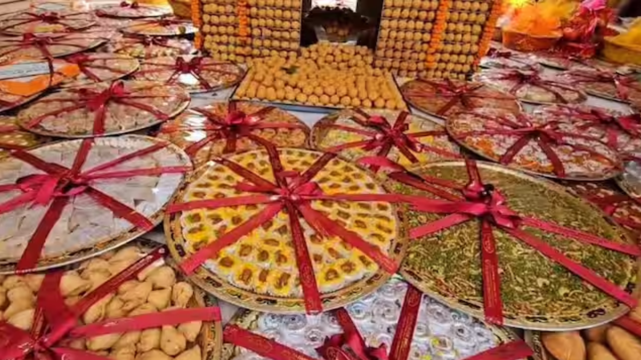 काशी में दिव्य उत्सव: 5000 क्विंटल मिठाई से सजे मंदिर, मां अन्नपूर्णा को चढ़ा 511 क्विंटल भोग