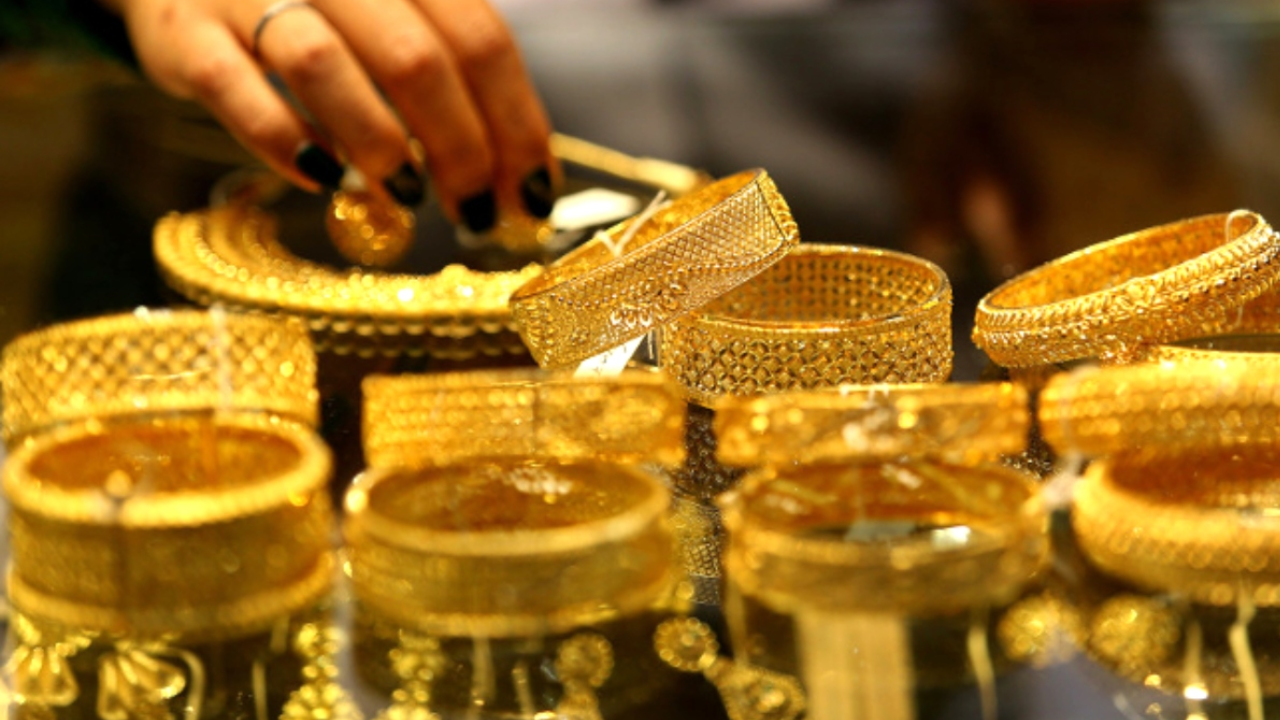 सोना-चांदी में बड़ी गिरावट: एक दिन में सोना ₹1,836 सस्ता, चांदी ₹4,417 टूटी