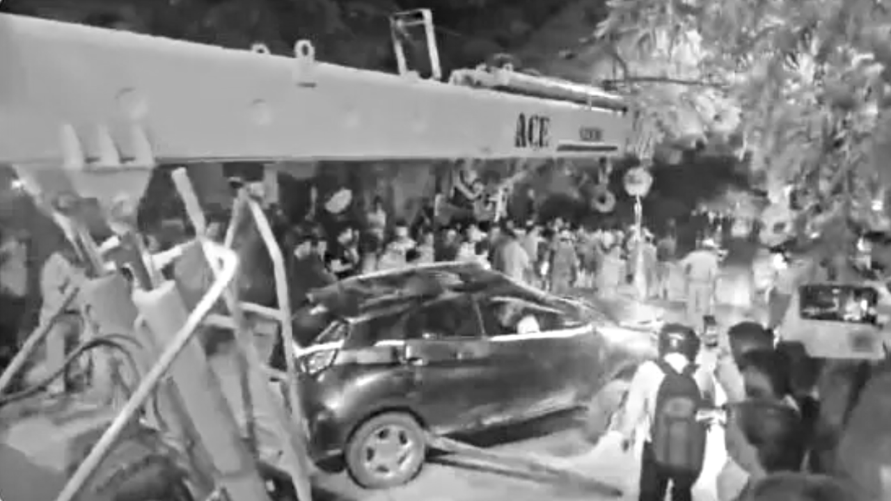 आगरा में दर्दनाक हादसा: बेकाबू कार ने 8 लोगों को रौंदा, 5 की मौत, 3 घायल