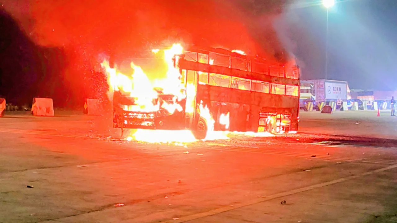लखनऊ एक्सप्रेस-वे हादसा: बस में आग लगने से अफरा-तफरी, 70 लोगों की जान बाल-बाल बची