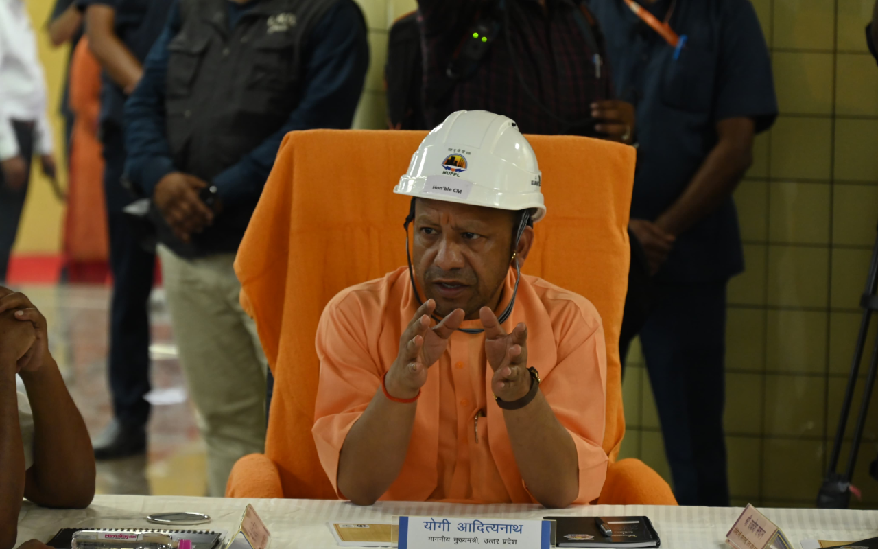 Kanpur: PM से पहले CM, अधिकारियों से पूछा-फिनिशिंग कब तक होगी... मेट्रों मे किया सफर