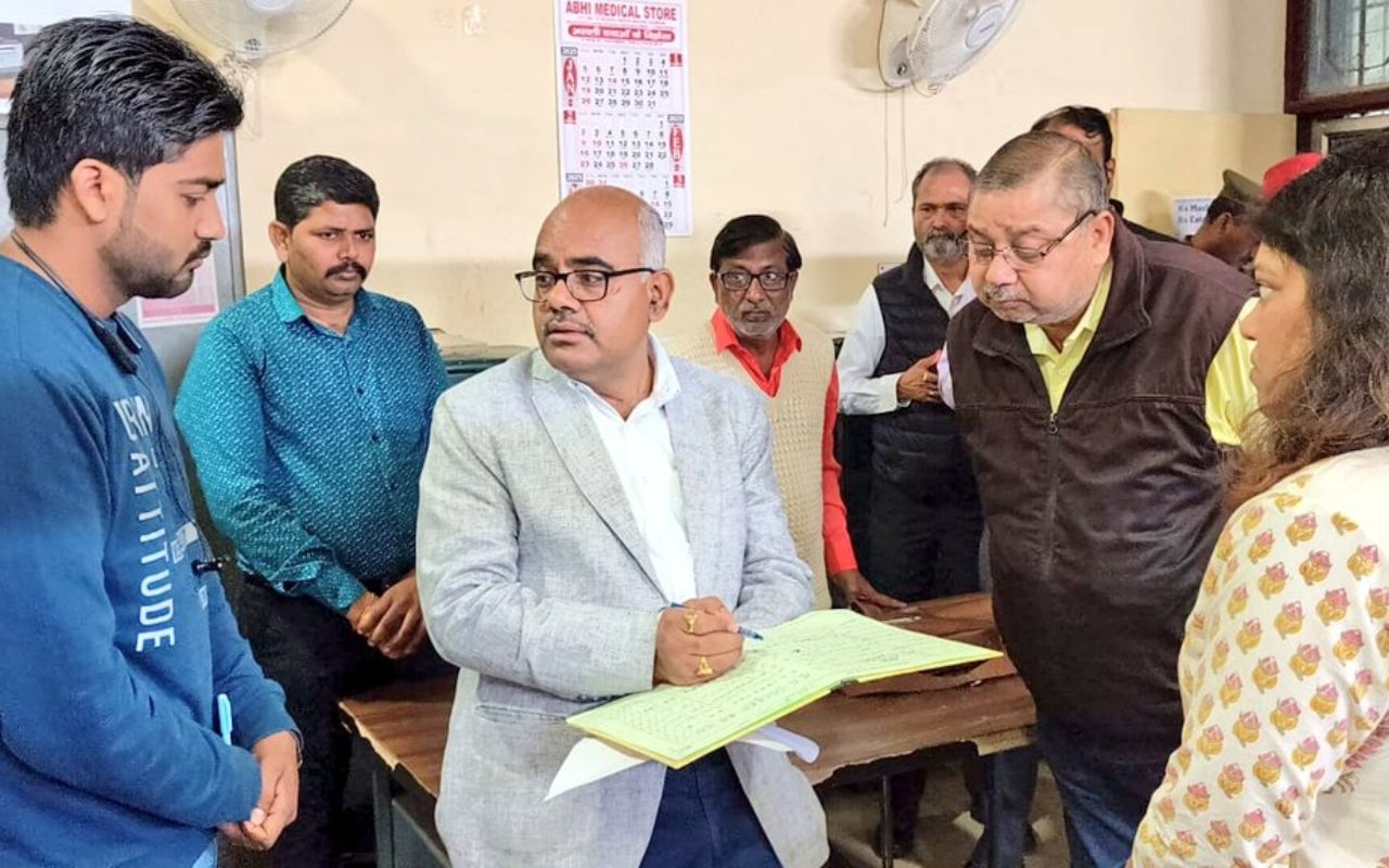 कानपुर DM ने विकास भवन का किया  निरीक्षण, अनुपस्थिति मिले कई कर्मचारी, दिए ये निर्देश