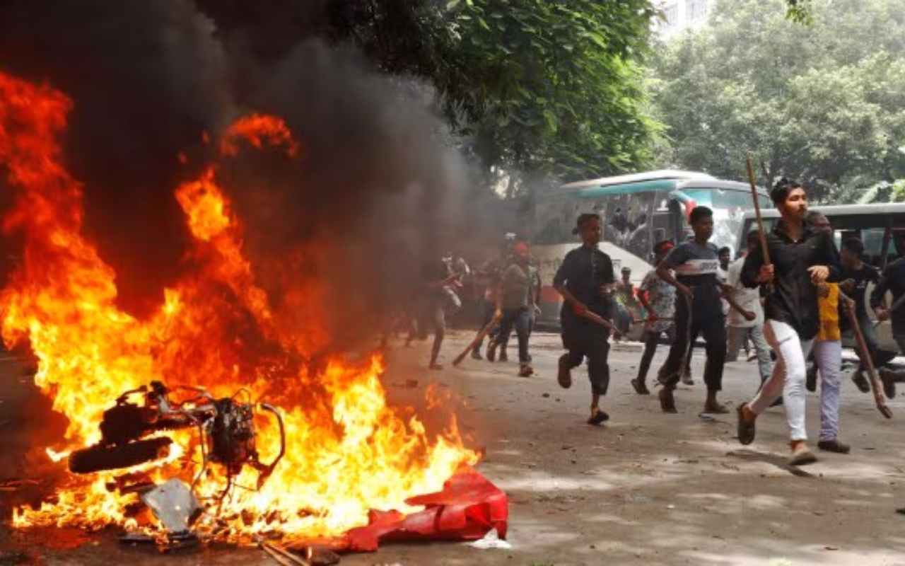 बांग्लादेश में नहीं थम रहा हिंदुओं पर अत्याचार, इस्कॉन पर हमले के बाद क्या है माहौल, पढ़ें इस रिपोर्ट में