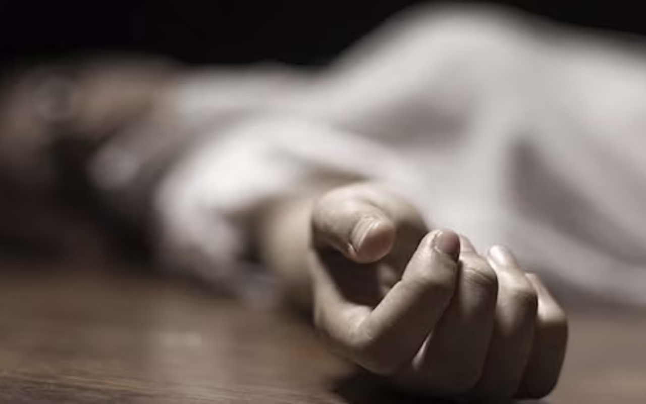 विदेश से आए पति को लेने जा रही पत्नी की मौत, बेटा, सास और ससुर गंभीर