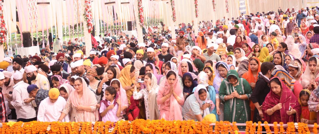 सतगुरु नानक प्रगटिया मिटी धुंध जग चानण होआ