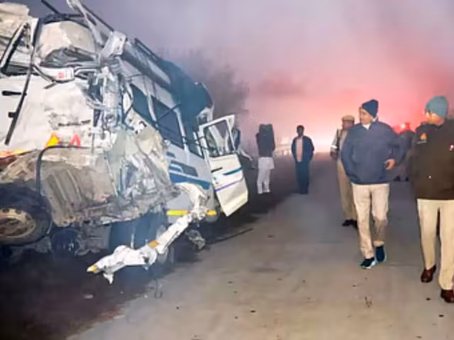 यमुना एक्सप्रेस-वे पर भीषण हादसा, कंटेनर ने बस यात्रियों को कुचला, 6 की मौत