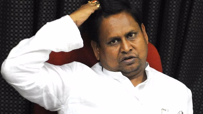 पश्चिम बंगाल में धर्मयुद्ध के बहाने सियासत