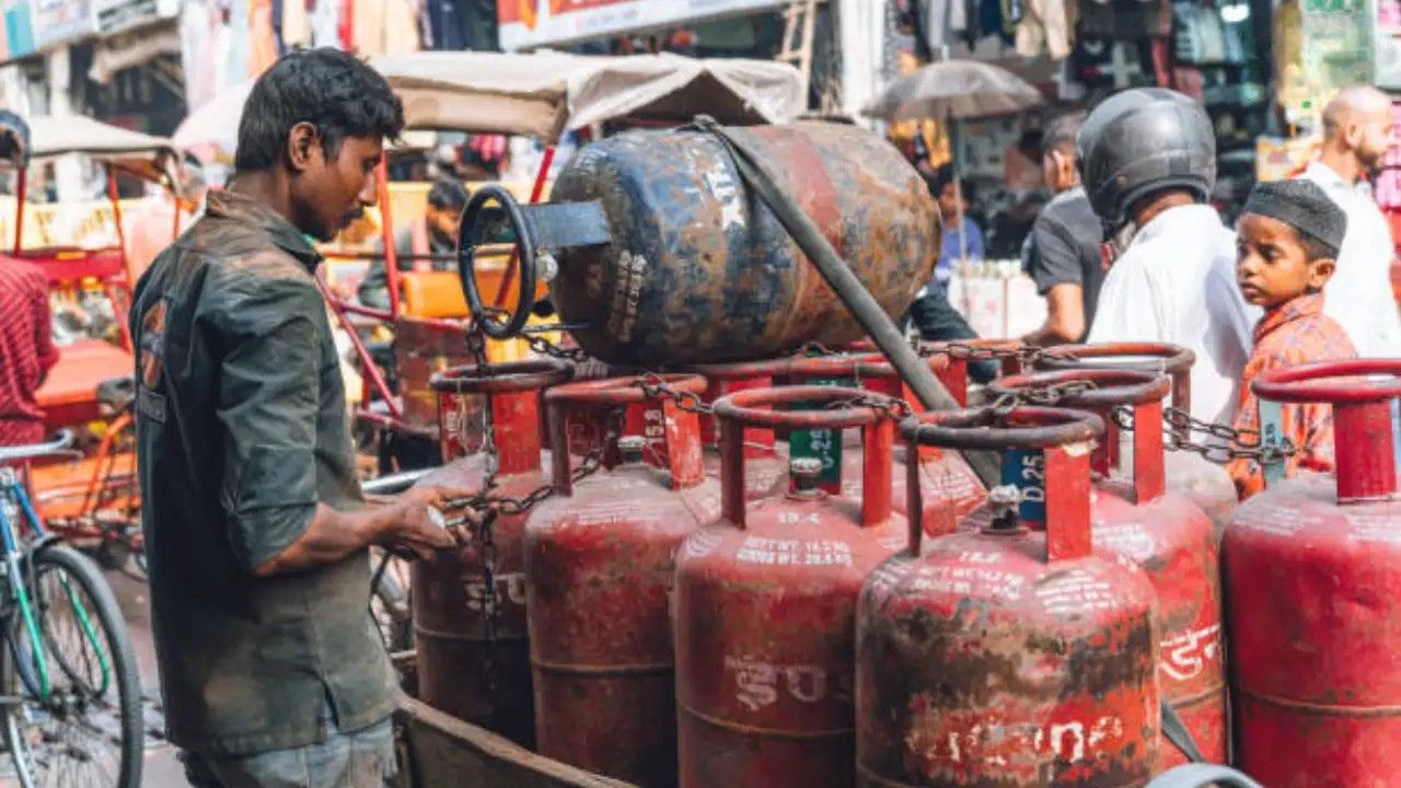 रसोई गैस की किल्लत से बढ़ी परेशानी, कालाबाजारी की शिकायतों के बीच प्रशासन सख्त, कानपुर में तो 'गजब' हो गया !