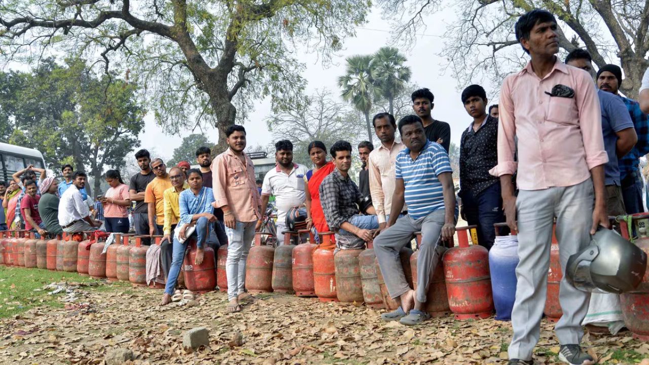 मिडिल ईस्ट जंग का असर रसोई तक, गैस सप्लाई को लेकर बढ़ी लोगों चिंता, शहरों में लगी लंबी कतारों के बीच एक्शन में सरकार !