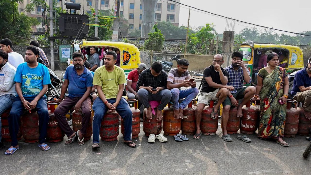गैस सिलेंडर को लेकर बढ़ी चिंता, कतारों की तस्वीरों के बीच विपक्ष हुआ सत्ता पक्ष पर हमलावर, कही ये बड़ी बात