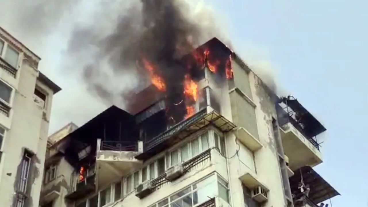 Delhi में सुबह-सुबह आग का कहर, बिल्डिंग बनी मौत का जाल, कई जिंदगियां फंसीं और मची अफरा-तफरी