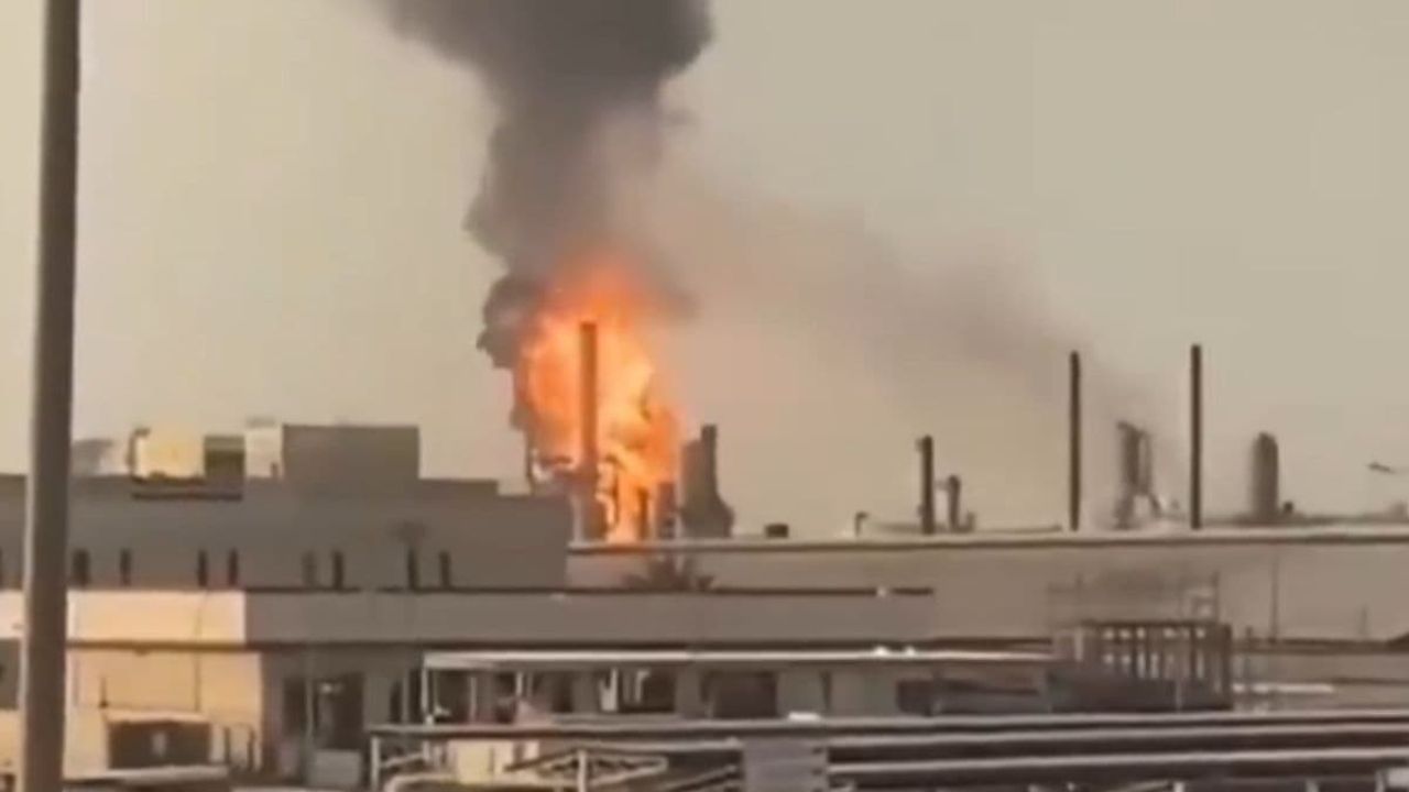 तेल की सप्लाई पर बड़ा वार, सऊदी रिफाइनरी पर हमला, क्या अब और बढ़ेगा वैश्विक संकट ?