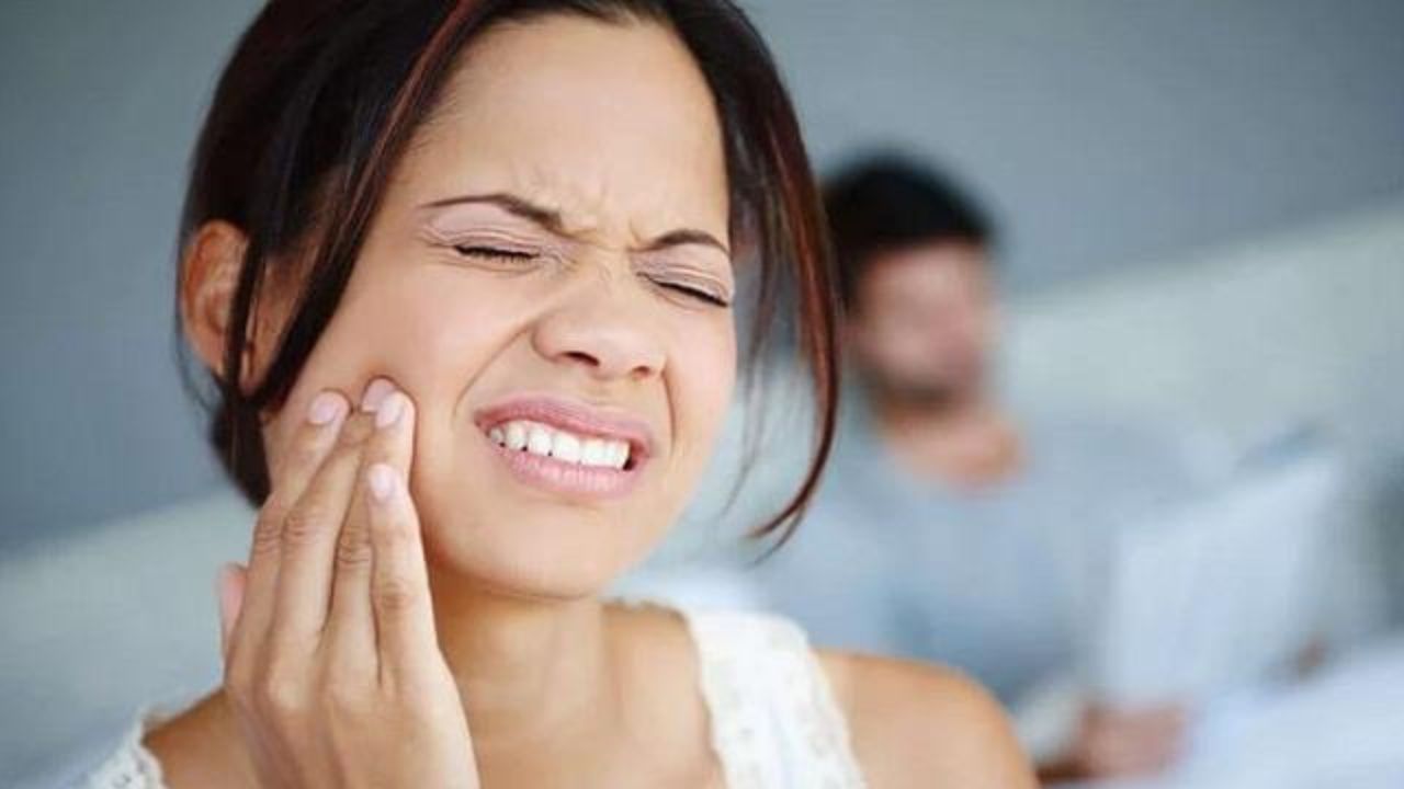 दांतों की झनझनाहट का असली कारण क्या, रोज की ये 5 आदतें चुपचाप कर रही नुकसान, जानकर रह जाएंगे हैरान