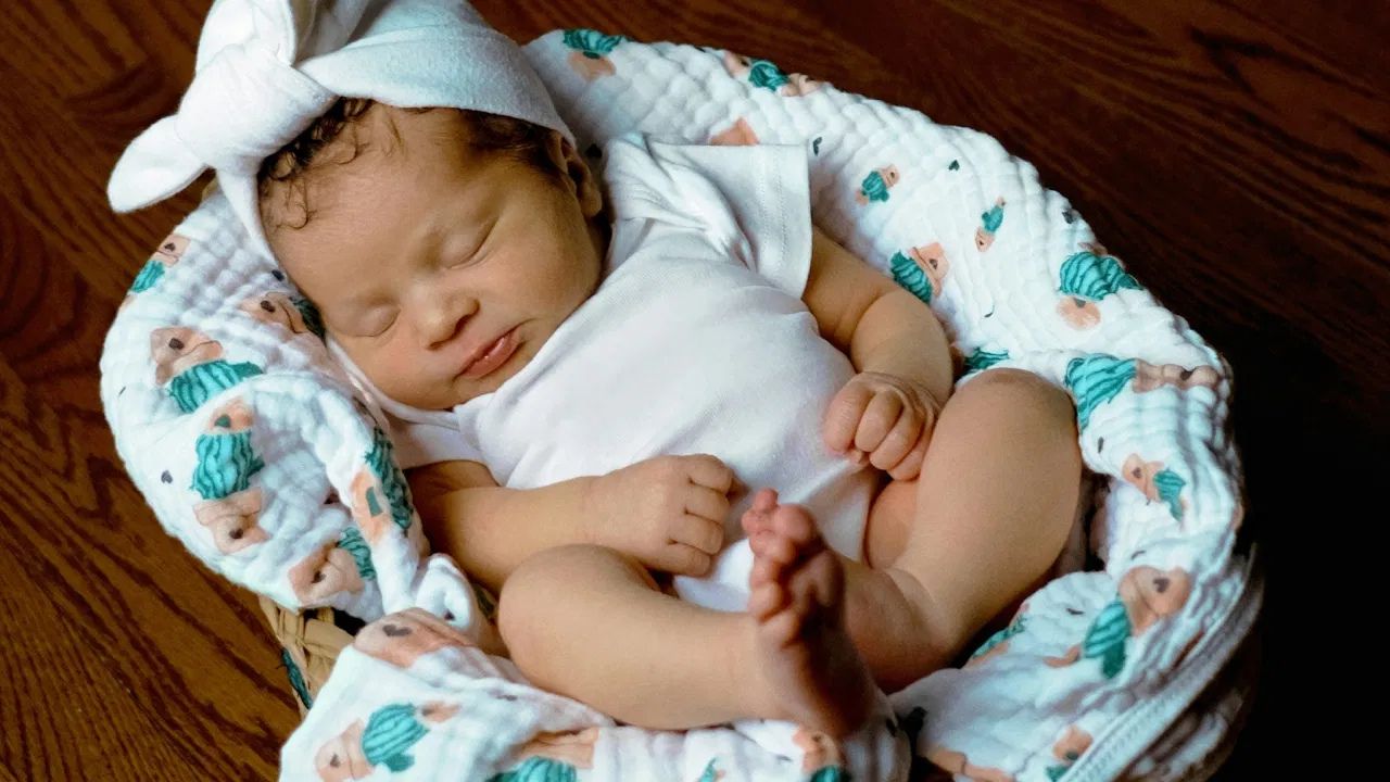 बेटी के जन्म से क्यों बदलता है घर का भाग्य, क्या सच में आती है लक्ष्मी, जानिए इसके पीछे की मान्यता