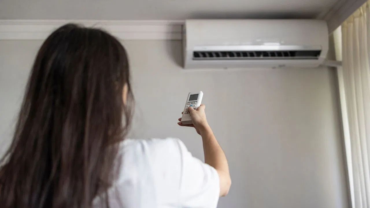 बदलते मौसम में AC का ज्यादा इस्तेमाल बन सकता है खतरा, क्या आप भी कर रहे हैं ये गलती ?