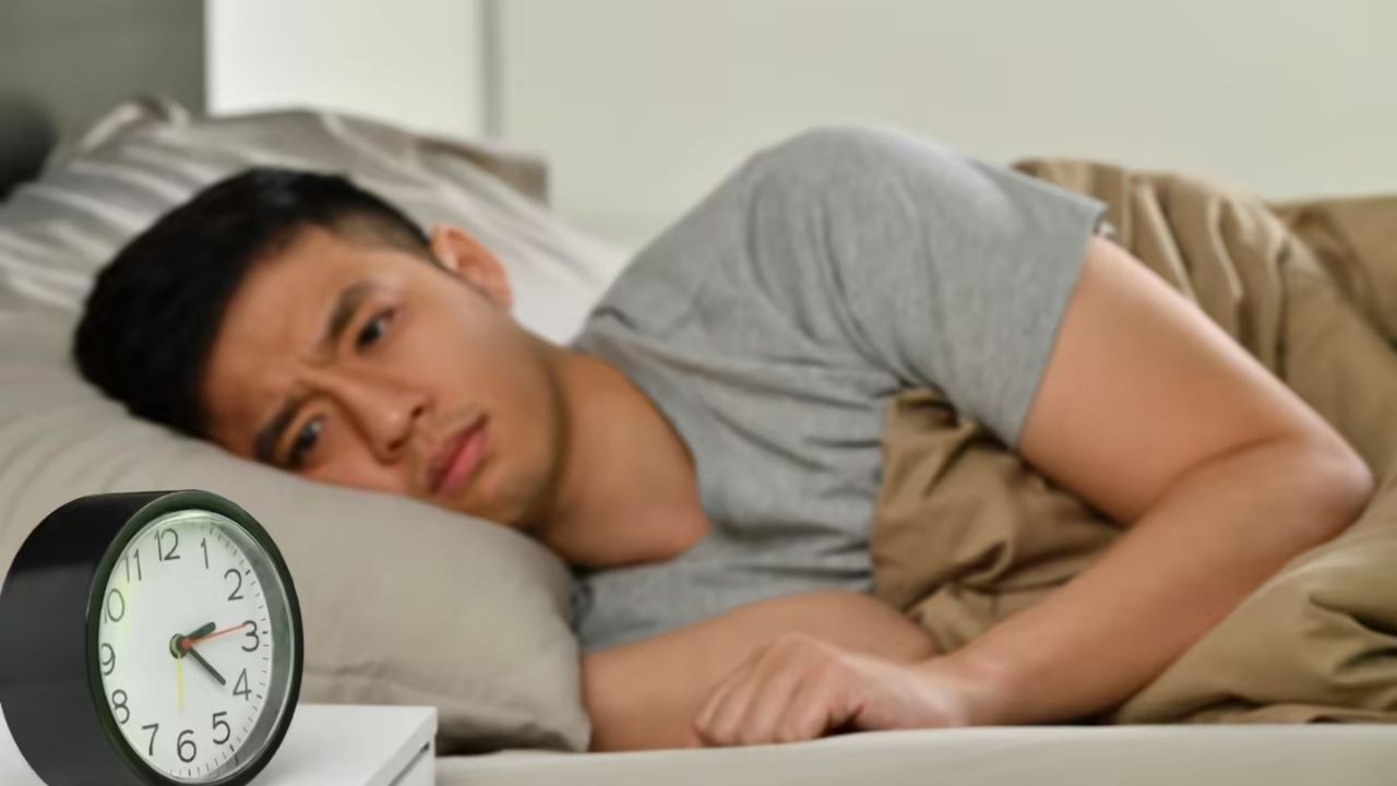 कम नींद की आदत बन सकती है गंभीर खतरा, दिल से लेकर दिमाग तक पड़ता है असर