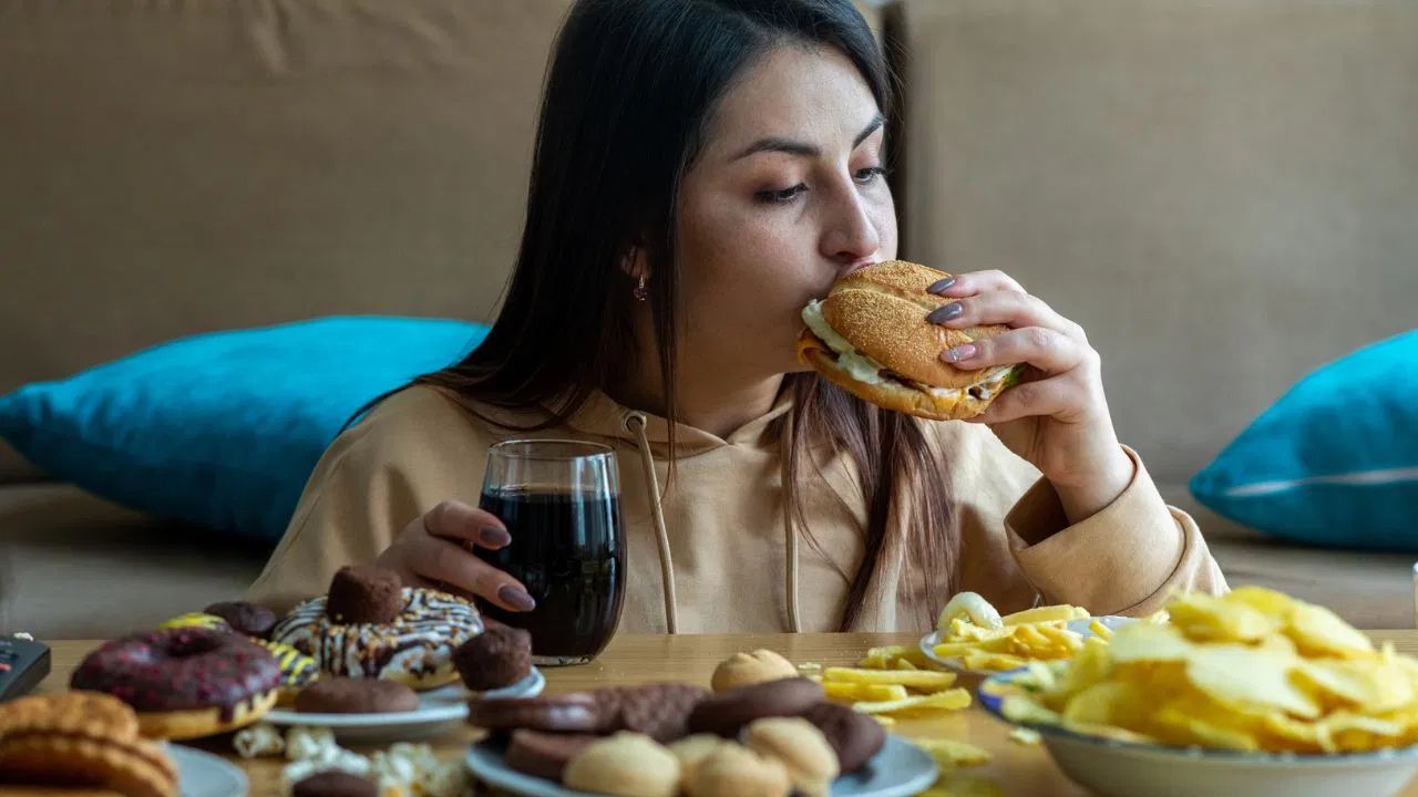 ओवरईटिंग की आदत बन सकती है खतरनाक, बढ़ा सकती है कई गंभीर बीमारियों का खतरा