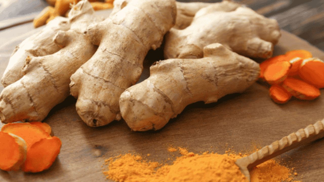 हल्दी से अदरक तक, ये घरेलू चीजें अचानक दर्द और सूजन में देती हैं तुरंत आराम