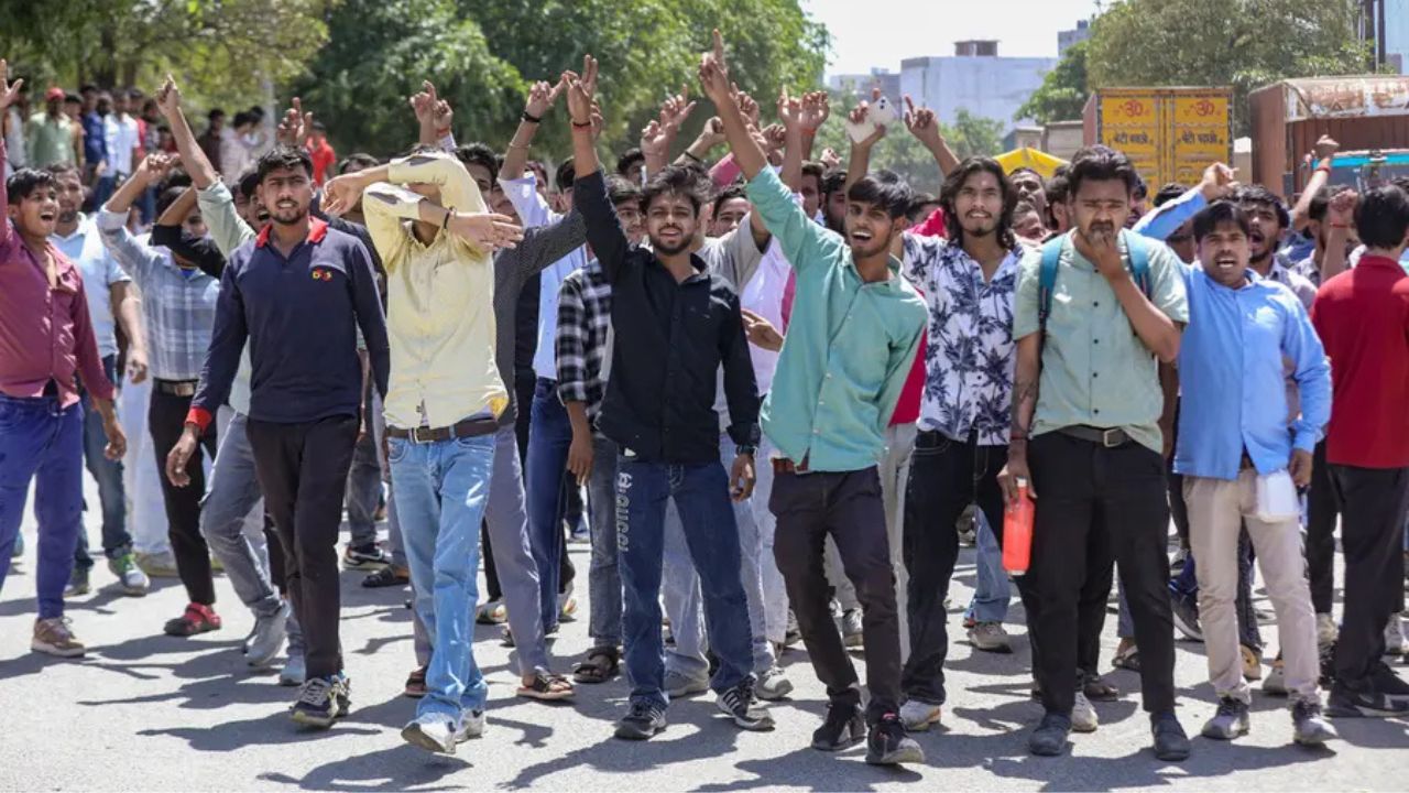 नोएडा में मजदूरों का उग्र प्रदर्शन, 150 वाहन जले 300 फैक्ट्रियां बनीं निशाना