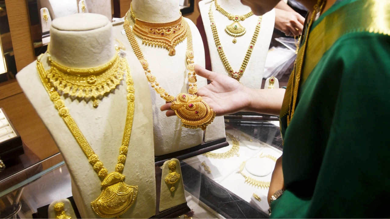 हफ्ते के आखिरी दिन सर्राफा बाजार में हलचल, सोना फिसला लेकिन चांदी ने पकड़ी रफ्तार, जानें आज का भाव