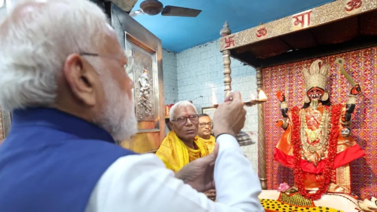 रोड शो से पहले मंदिर पहुंचे मोदी, 300 साल पुराने शक्तिपीठ से साधा बड़ा सियासी संदेश, जानिए मंदिर का पूरा इतिहास !