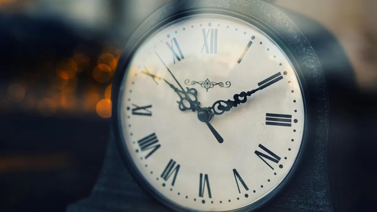 गलत दिशा में घड़ी बन सकती है तरक्की में रुकावट, सही जगह से ही खुलेंगे सफलता के दरवाजे, पढ़ें