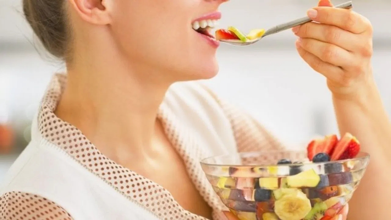 खाने के तुरंत बाद फल बने परेशानी की वजह, जानिए सही समय और तरीका