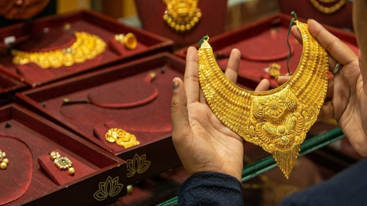 सोना फिर चमका, चांदी फिसली: अप्रैल के उतार-चढ़ाव के बीच कीमतों में नया मोड़