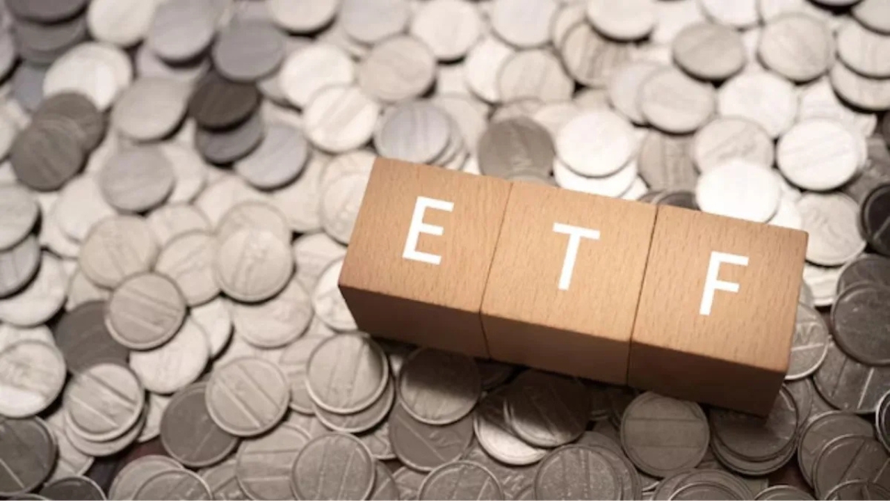 ETF में पैसों की बाढ़, रिकॉर्ड इनफ्लो से बदली तस्वीर, सोना-चांदी में बढ़ा निवेश, इक्विटी पीछे छूटी इस बार