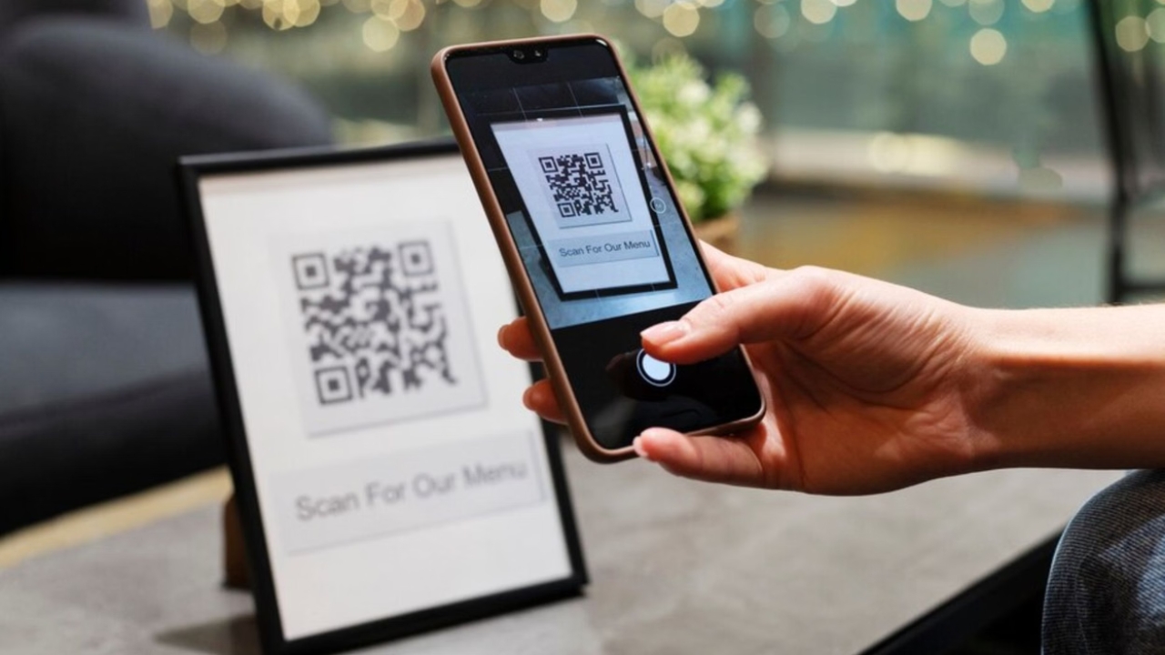 QR कोड स्कैन करते ही खाली हो सकता है खाता, UPI स्कैम का नया खेल समझिए